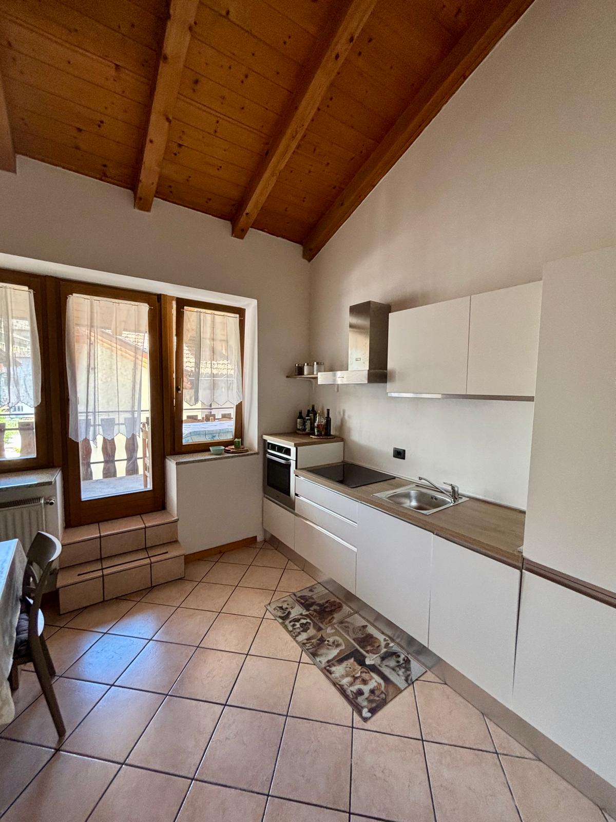 Appartamento Cavalese Casa Defrancesco – cucina con accesso al balcone