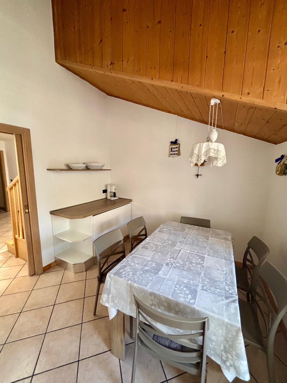 Appartamento Cavalese Casa Defrancesco – dettaglio zona pranzo
