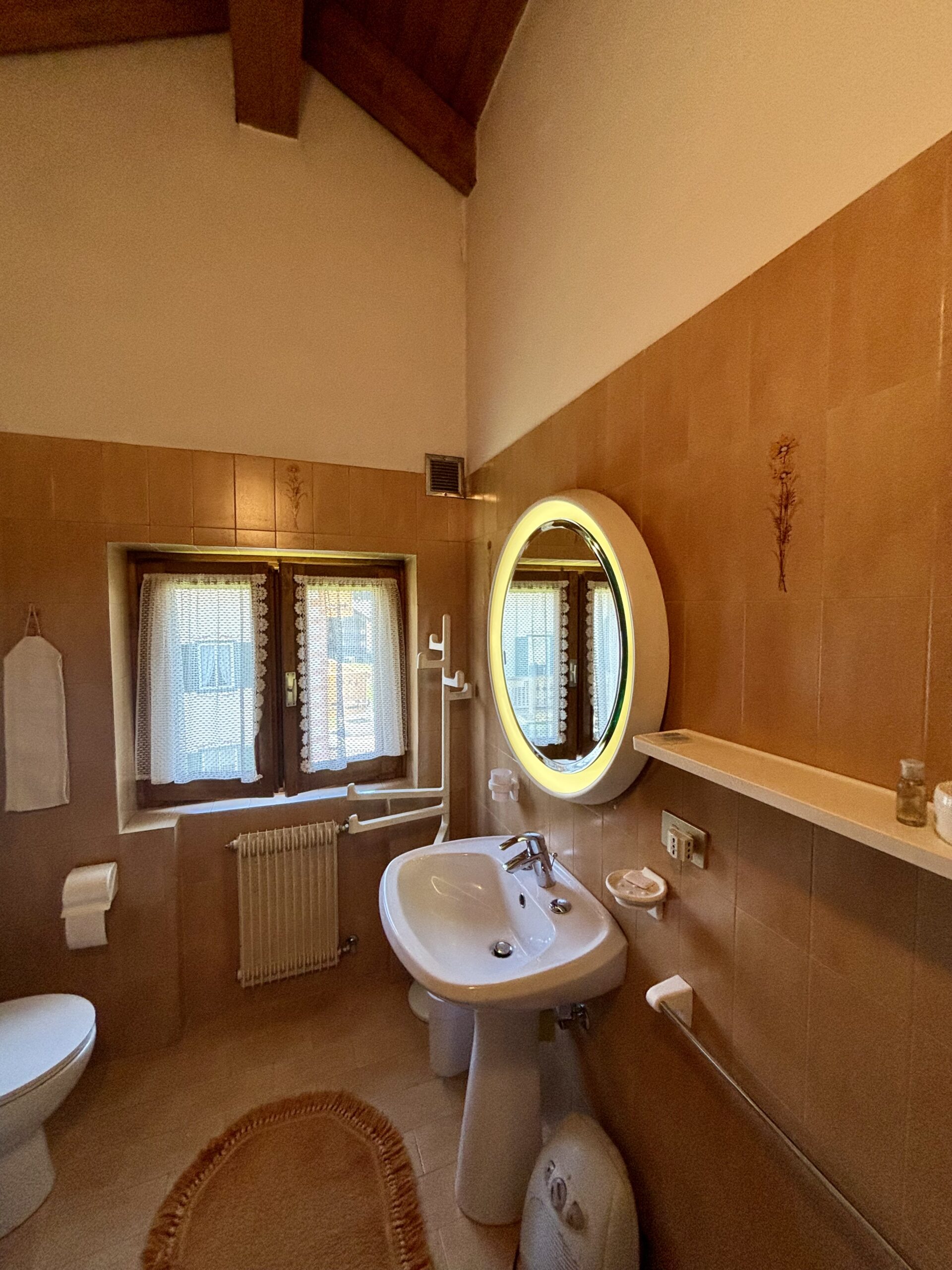 Appartamento Soraga Sass Aut – bagno con specchio illuminato
