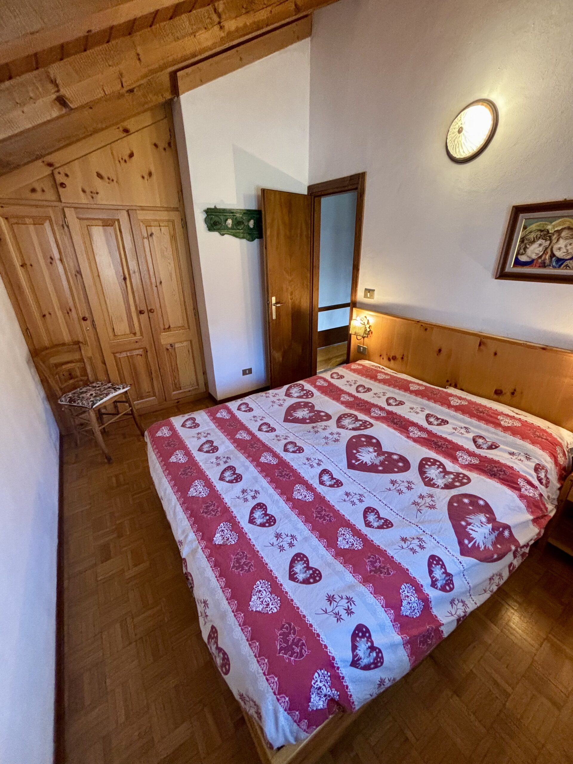 Appartamento Soraga Sass Aut – camera matrimoniale con armadio