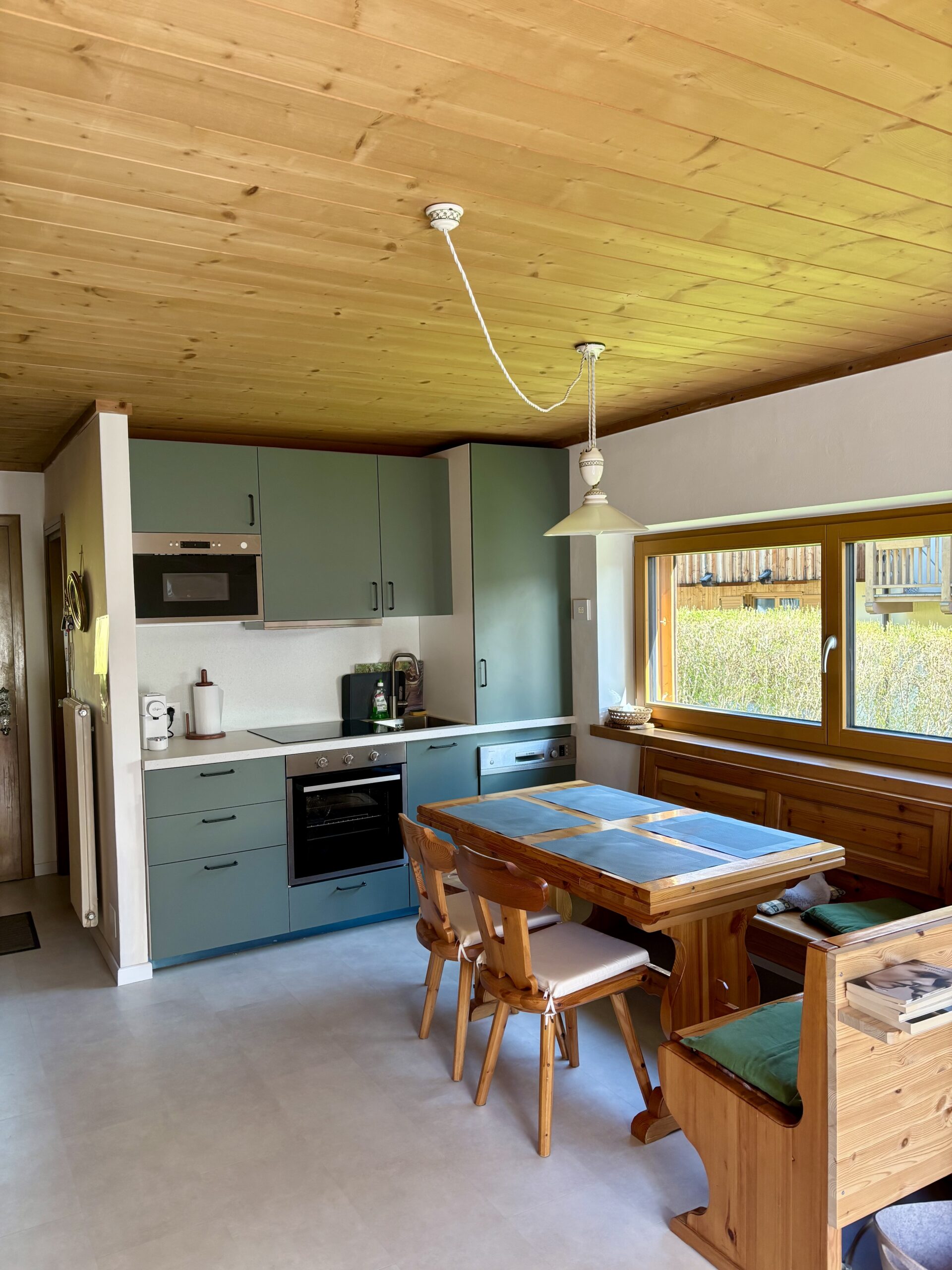 Appartamento Soraga Sass Aut – cucina con soffitto in legno