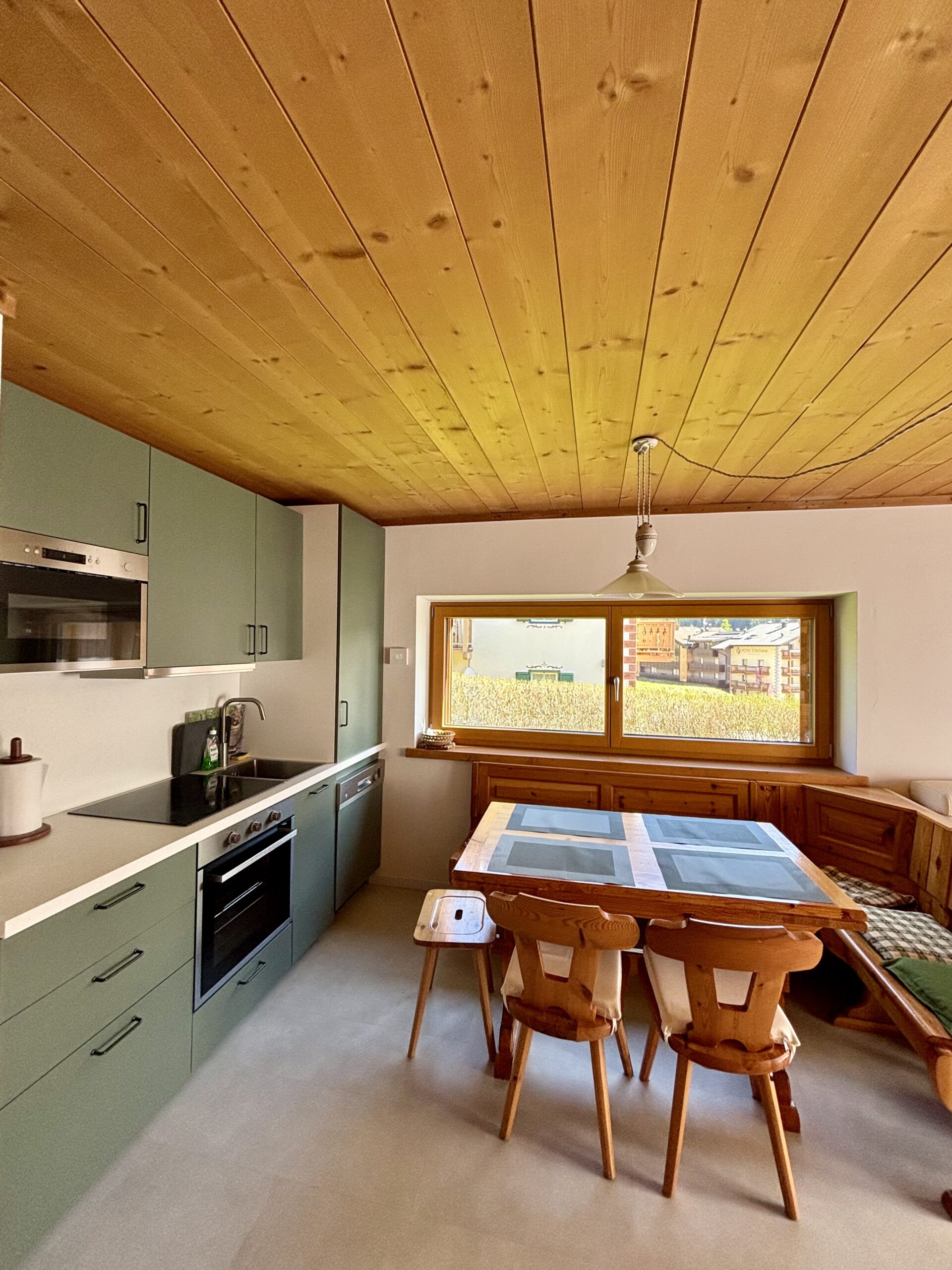 Appartamento Soraga Sass Aut – cucina con vista Dolomiti