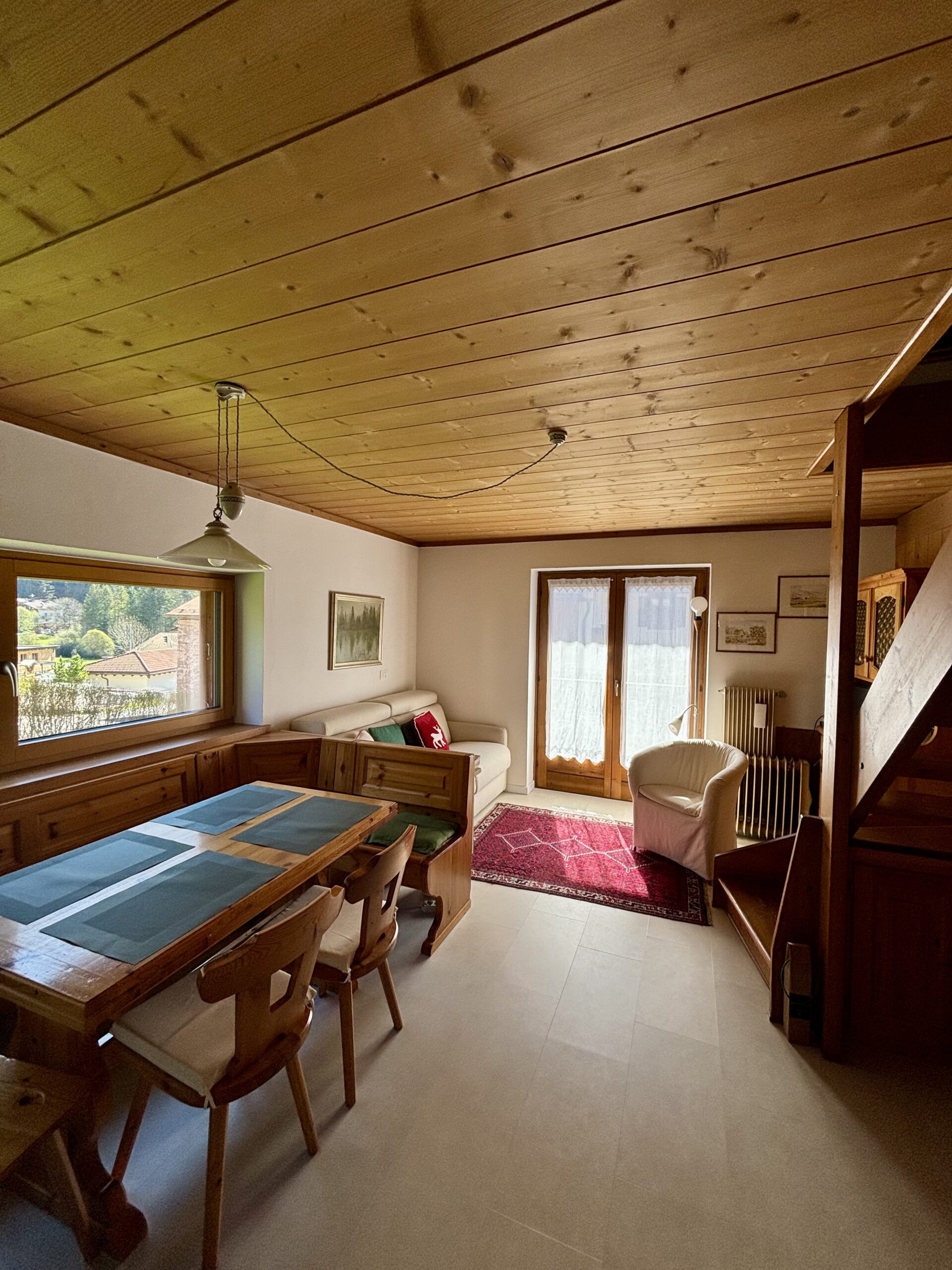Appartamento Soraga Sass Aut – soggiorno con divano letto